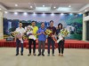 Đồng chí Nông Thanh Tùng – Ủy viên Ban Thường vụ Tỉnh ủy, phó Chủ tịch HĐND tỉnh trao giải và tặng hoa chúc mừng các đội bóng