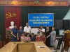 Đ/c Hoàng Văn Thạch - TUV, Phó Chủ tịch HĐND tỉnh tặng quà cho trẻ khuyết tật