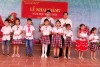 Phó trưởng đoàn chuyên trách Đoàn đại biểu Quốc hội tỉnh Bế Minh Đức tặng quà cho học sinh Trường Phổ thông Dân tộc bán trú Tiểu học Đống Đa (Quảng Hòa).