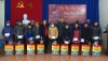 Phó Chủ tịch HĐND tỉnh Hà Nhật Lệ và lãnh đạo huyện Nguyên Bình tặng quà nhân dân xóm Pác Măn, thị trấn Nguyên Bình.