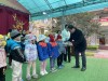 Phó Chủ tịch HĐND tỉnh Nông Thanh Tùng tặng quà cho các cháu trường mầm non Vĩnh Quang