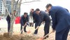 Các đồng chí lãnh đạo tỉnh và thành phố trồng cây tại khu vực trước Bảo tàng tỉnh, phường Đề Thám, thành phố Cao Bằng.