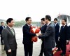 Phó Ủy viên trưởng Nhân đại toàn quốc Vương Đông Minh đón Chủ tịch Quốc hội Vương Đình Huệ tại sân bay quốc tế Bắc Kinh. Ảnh: Nhan Sáng/TTXVN
