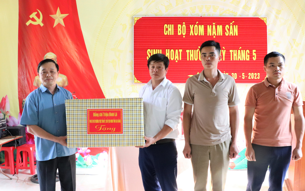 Phó Bí thư Thường trực Tỉnh ủy, Chủ tich HĐND tỉnh Triệu Đình Lê tặng quà Chi bộ xóm Nặm Sấn.