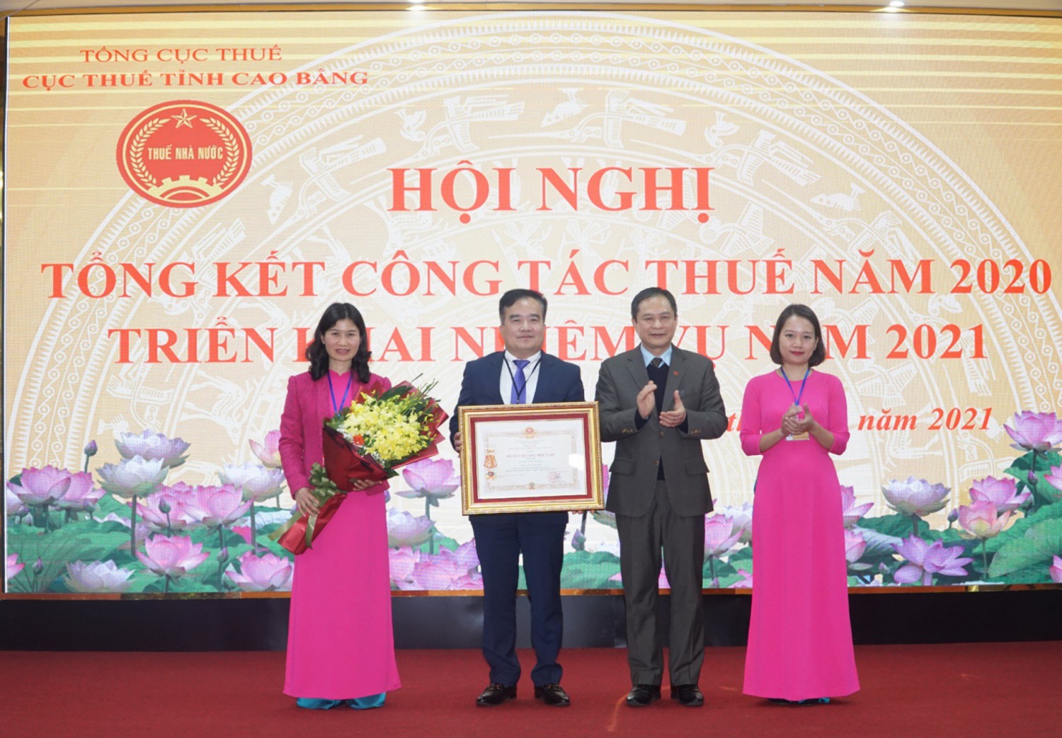 Phó Chủ tịch HĐND tỉnh Đàm Viết Hà trao Huân chương Độc lập hạng ba cho Cục Thuế tỉnh.