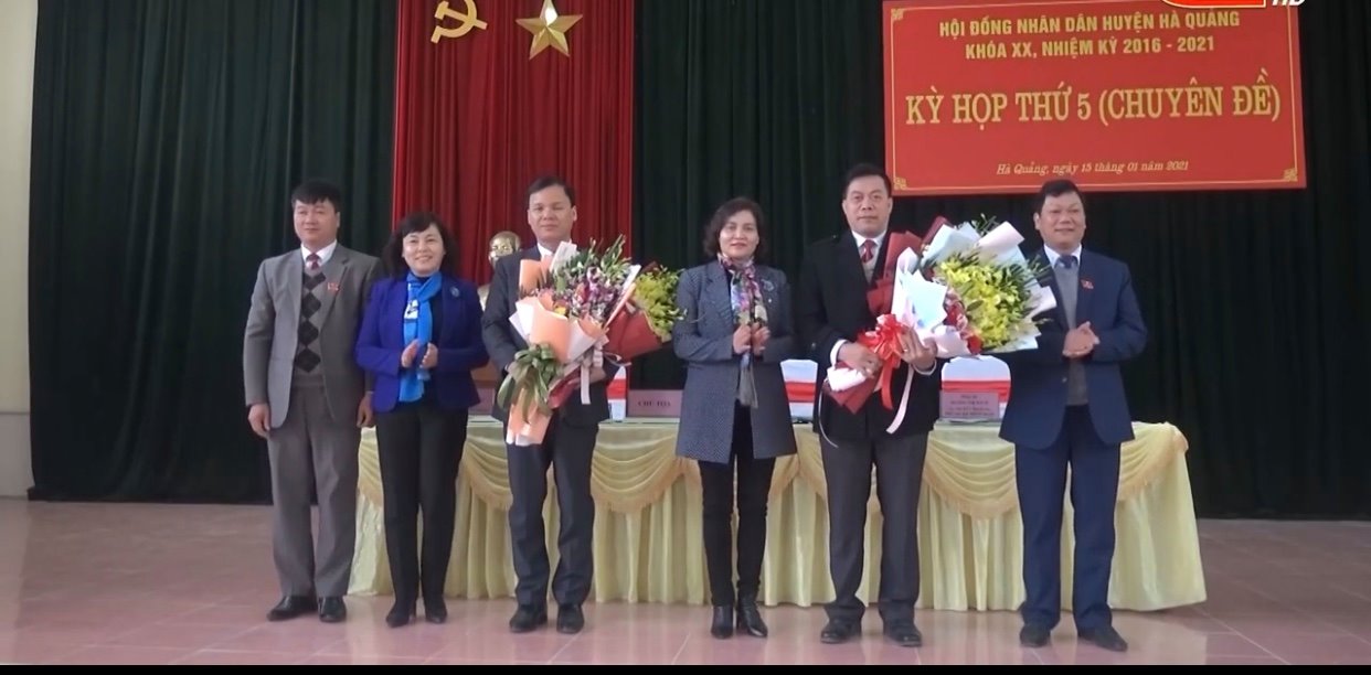 Đồng chí Nguyễn Thuý Anh, Ủy viên Ban Thường vụ Tỉnh ủy, Trưởng Ban Tổ chức Tỉnh uỷ tặng hoa chúc mừng các đồng chí nhận nhiệm vụ mới