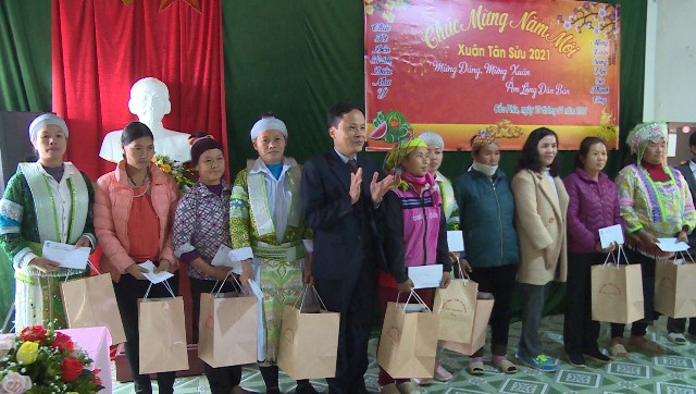 Phó Chủ tịch HĐND tỉnh Nông Thanh Tùng tặng quà cho bà con xóm Cốc Phia,  xã Quang Trung (Hòa An).