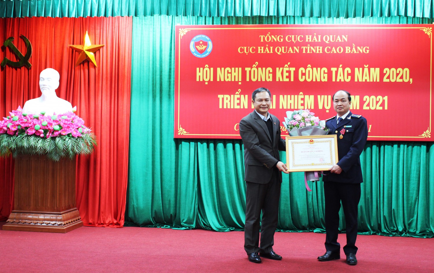 Thừa ủy quyền của Chủ tịch nước, Phó Chủ tịch HĐND tỉnh Đàm Viết Hà trao Huân chương Lao động hạng nhì cho cá nhân có thành tích xuất sắc trong hoạt động hải quan.