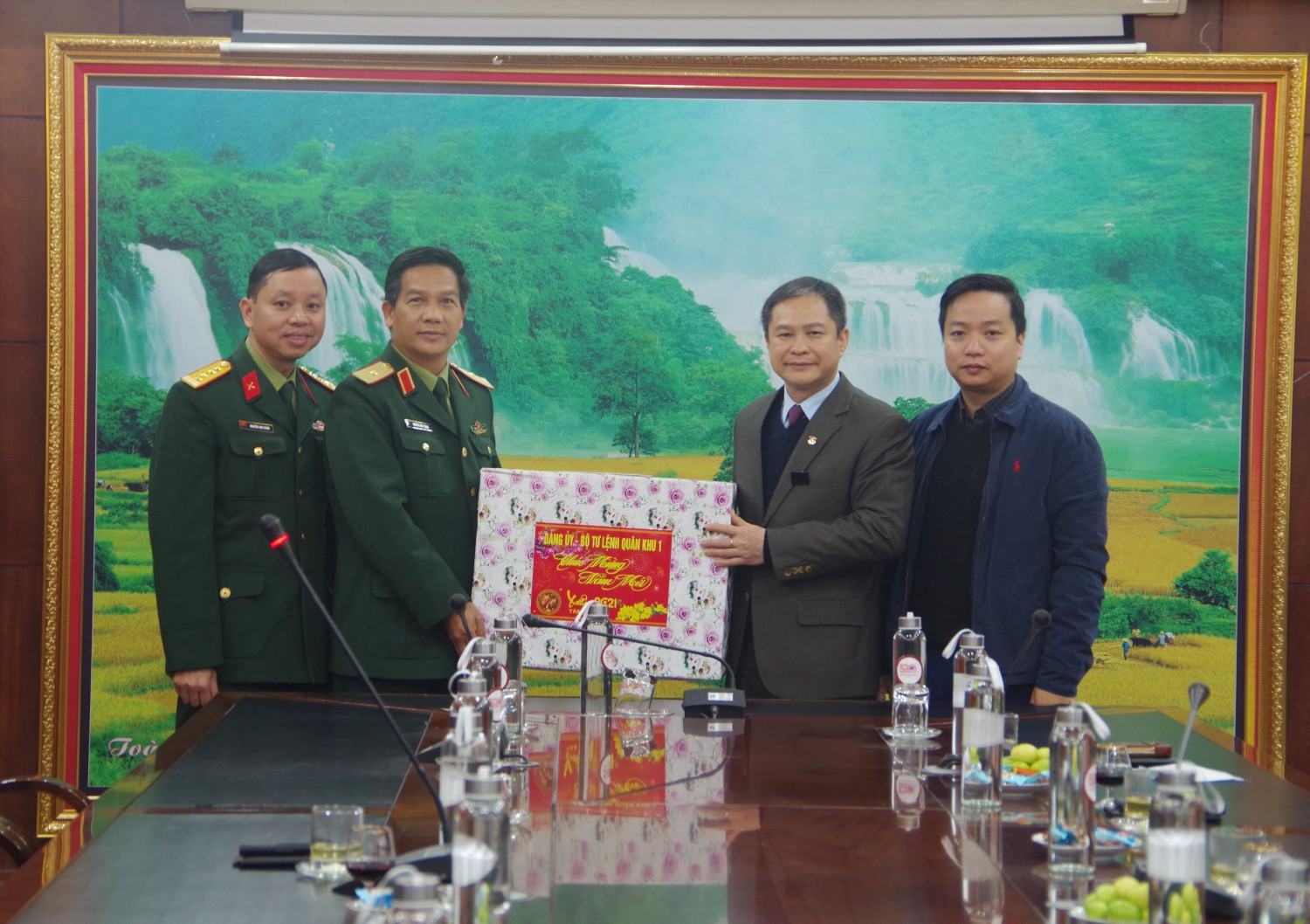 Đoàn công tác Bộ Tư lệnh Quân khu 1 tặng quà UBND tỉnh. Ảnh: Trần Lộc