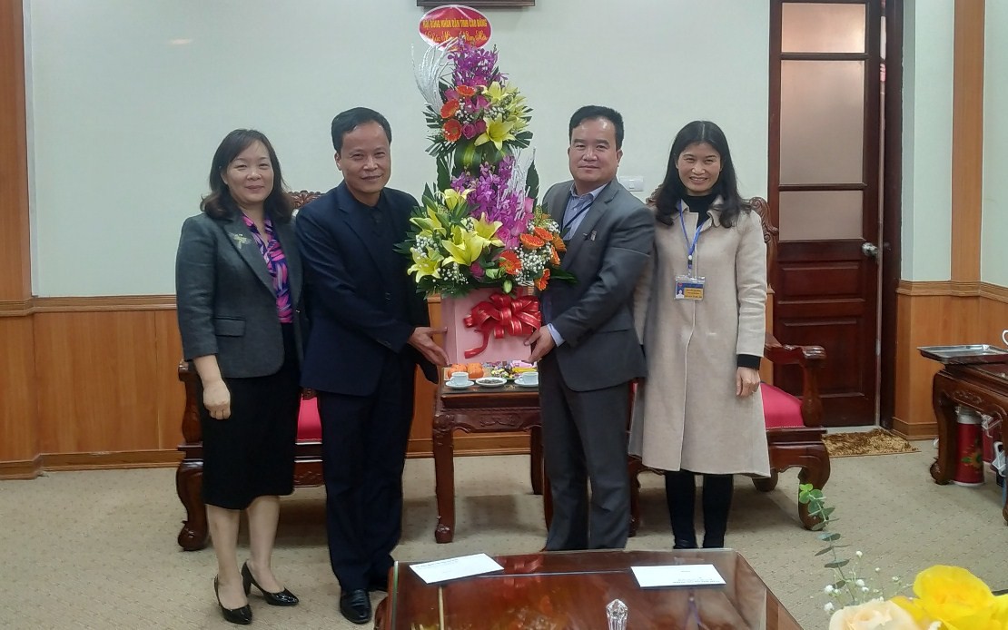 Phó Chủ tịch phụ trách HĐND tỉnh Nông Thanh Tùng tặng hoa, chúc mừng Cục Thuế tỉnh.