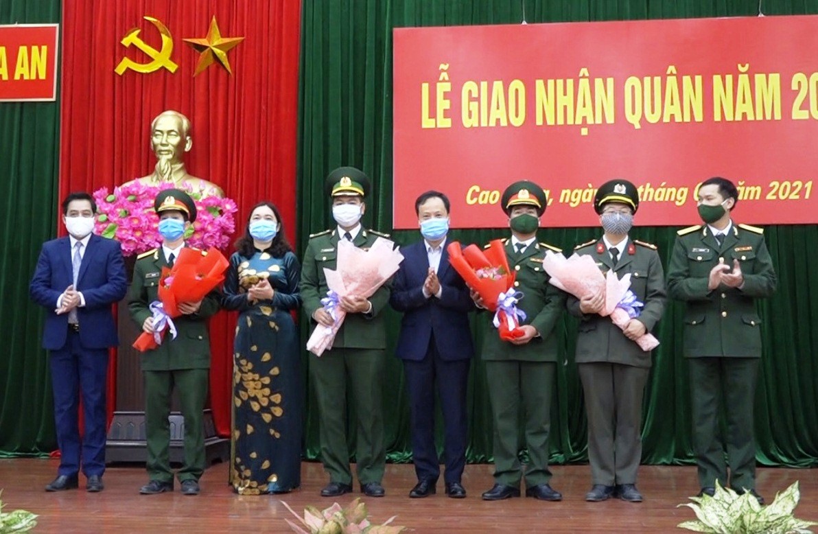 Phó Chủ tịch phụ trách HĐND tỉnh Nông Thanh Tùng và  lãnh các ngành, địa phương chúc mừng các đơn vị nhận quân.