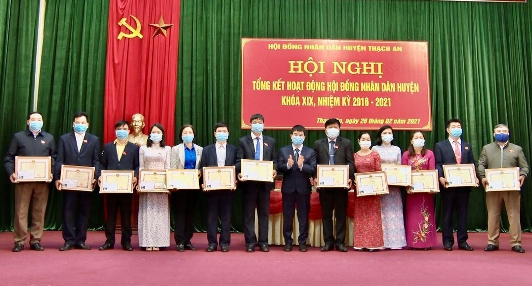 Lãnh đạo huyện Thạch An trao Giấy khen cho cá nhân có thành tích xuất sắc trong các hoạt động của HĐND khóa XIX, nhiệm kỳ 2016 - 2021.