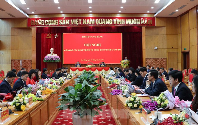 Hội nghị công bố các quyết định của Tỉnh ủy và UBND tỉnh Cao Bằng .