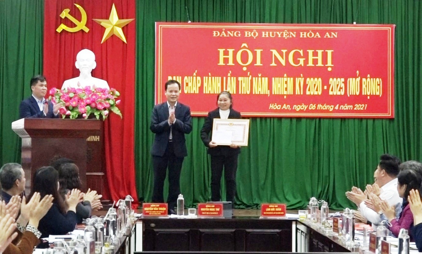 Phó Chủ tịch HĐND tỉnh Nông Thanh Tùng trao Bằng khen của Tỉnh ủy tặng cá nhân hoàn thành xuất sắc nhiệm vụ 5 năm liền (2016 - 2020).