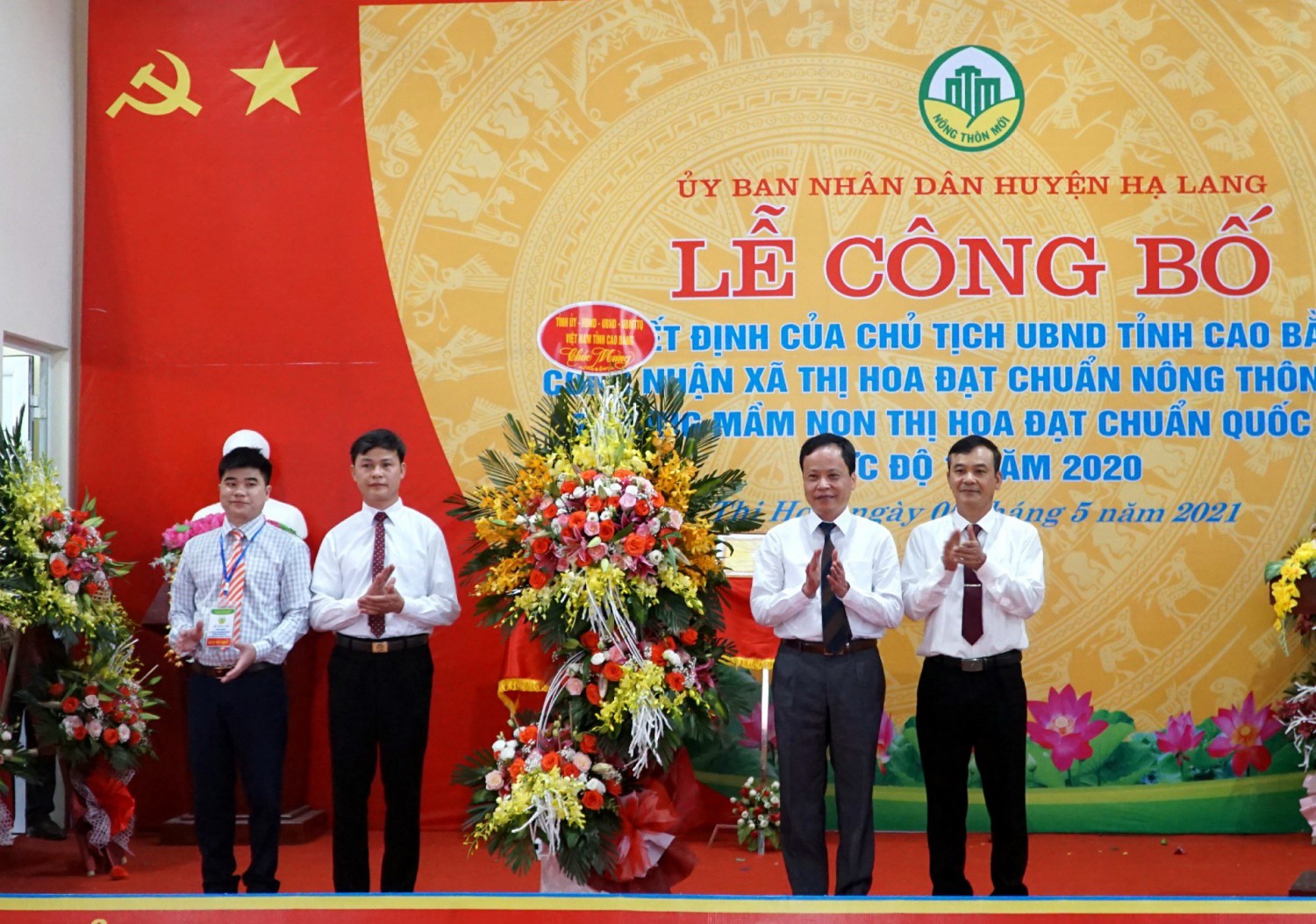 Các đồng chí lãnh đạo tỉnh chúc mừng xã Thị Hoa (Hạ Lang) đạt chuẩn nông thôn mới.
