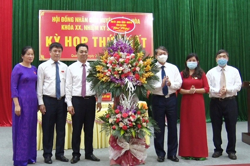 Lãnh đạo UBND tỉnh tặng hoa chúc mừng các đồng chí lãnh đạo HĐND và UBND huyện Quảng Hoà