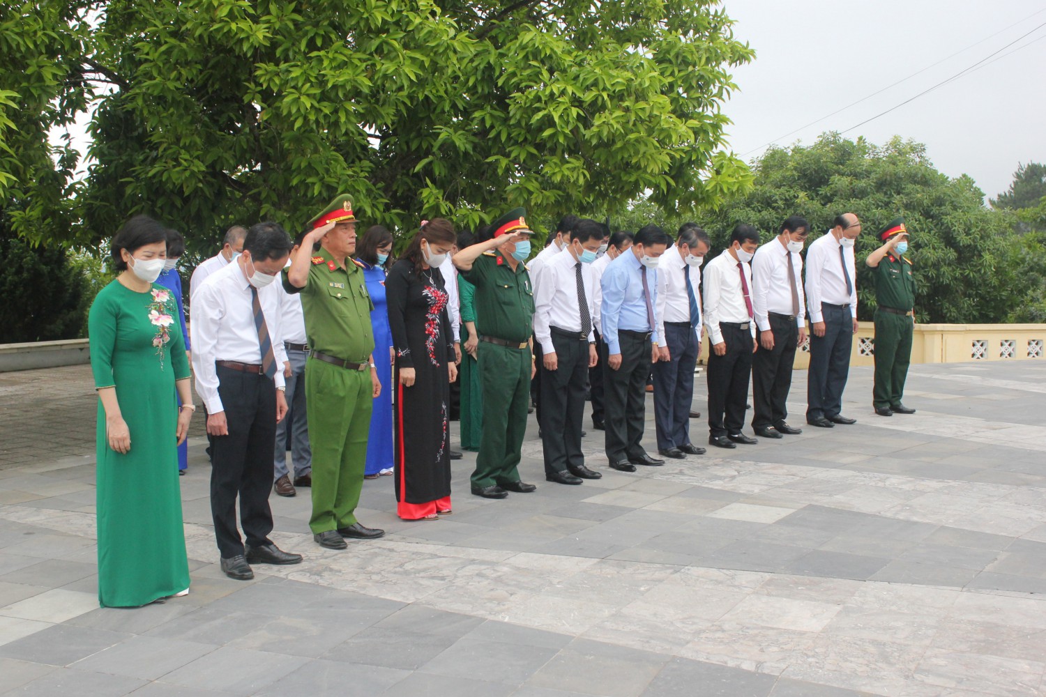 Đoàn đại biểu tỉnh tưởng niệm các anh hùng liệt sĩ tại Đài Liệt sĩ tỉnh.