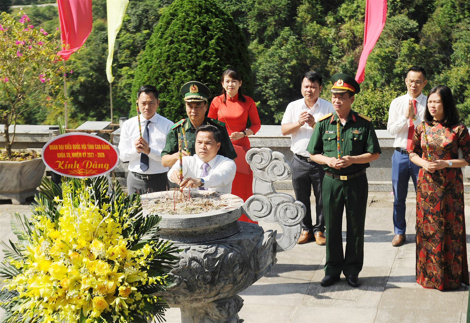 Đoàn ĐBQH tỉnh Cao Bằng dâng hương tại Đền thờ Bác Hồ