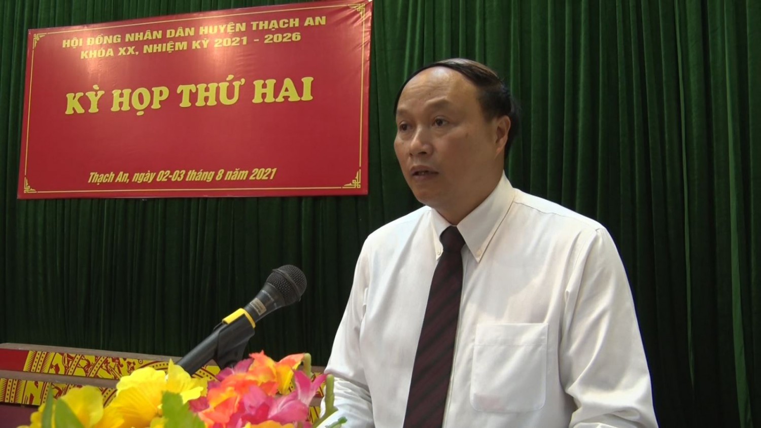 Phó chủ tịch HĐND tỉnh - Hoàng Văn Thạch phát biểu tại kỳ họp