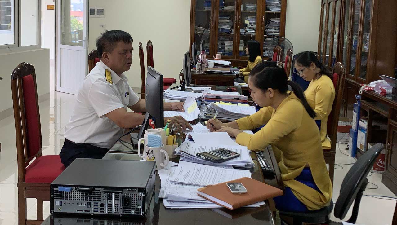 Cán bộ Chi cục Thuế Khu vực Hòa An - Hà Quảng rà soát đối chiếu số liệu quản lý thuế.