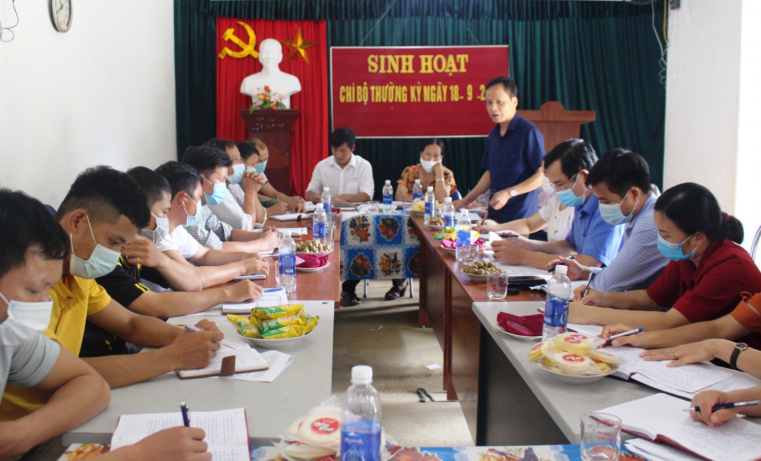 Phó Chủ tịch HĐND tỉnh Nông Thanh Tùng phát biểu tại buổi sinh hoạt Chi bộ xóm Lũng Phầy, xã Hồng Việt (Hòa An).