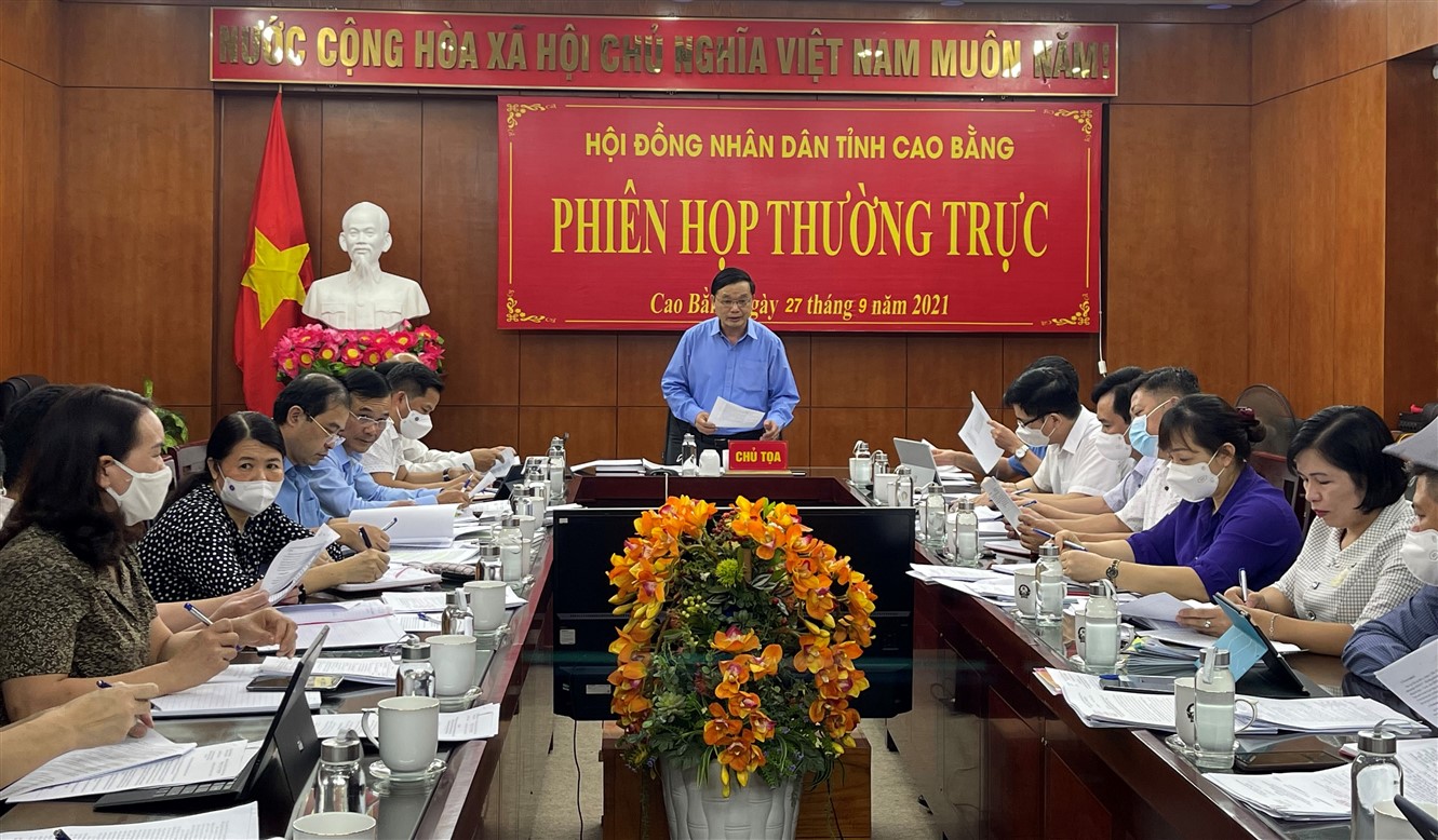 Phó Bí thư Thường trực Tỉnh uỷ, Chủ tịch HĐND tỉnh Triệu Đình Lê phát biểu tại phiên họp.