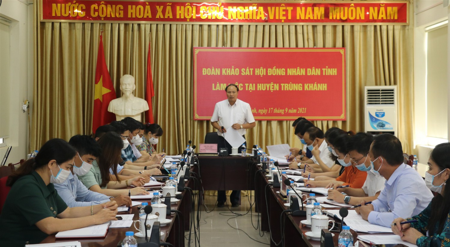 Phó chủ tịch HĐND tỉnh - Hoàng Văn Thạch phát biểu tại buổi làm việc với UBND huyện Trùng Khánh