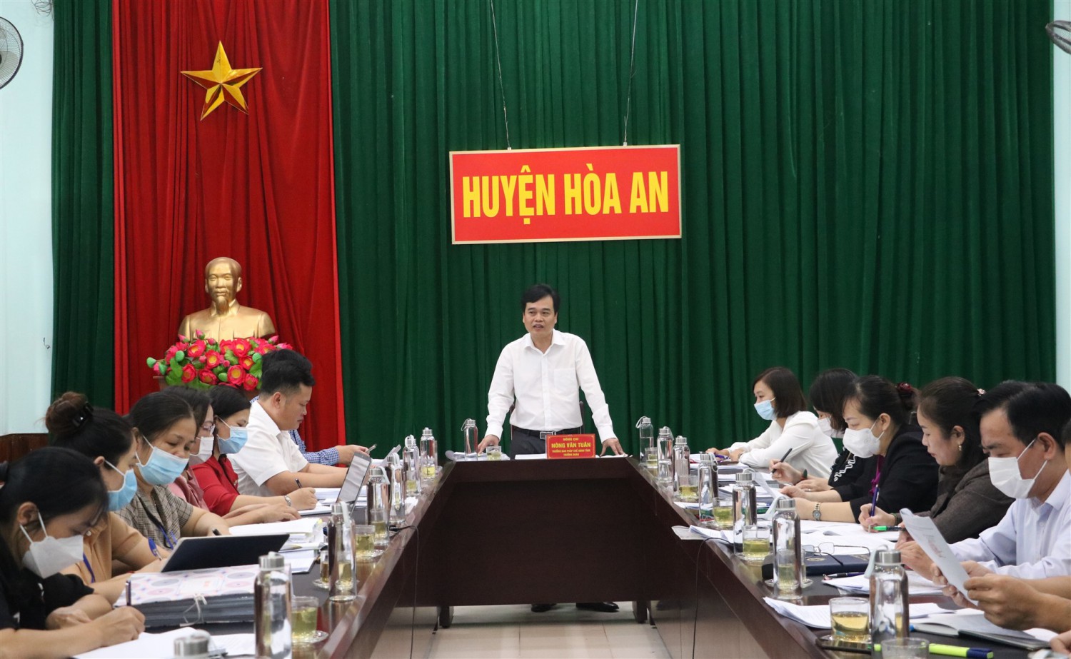 Trưởng Ban Pháp chế HĐND tỉnh Nông Văn Tuân phát biểu tại buổi giám sát tại huyện Hoà An