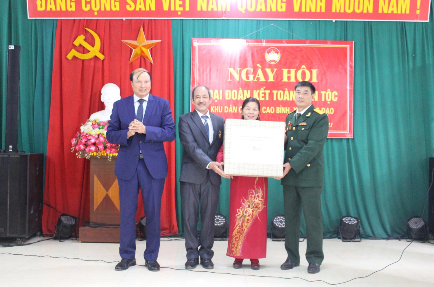 Phó Chủ tịch HĐND tỉnh Hoàng Văn Thạch tặng quà khu dân cư phố Cao Bình, xã Hưng Đạo