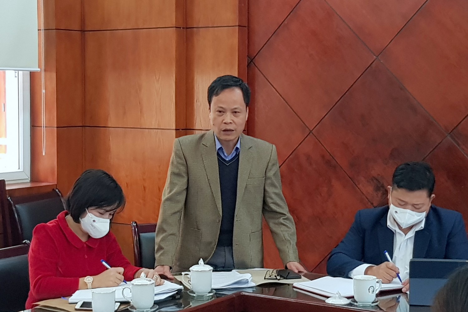 Phó Chủ tịch HĐND tỉnh Nông Thanh Tùng phát biểu tại cuộc họp