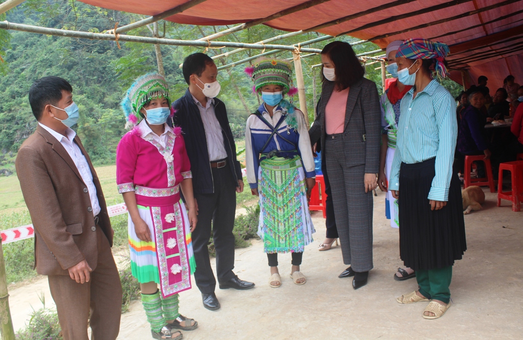 Phó Chủ tịch HĐND tỉnh Nông Thanh Tùng nói chuyện với bà con Khu dân cư xóm Nà Thúm, xã Trương Lương, Hòa An