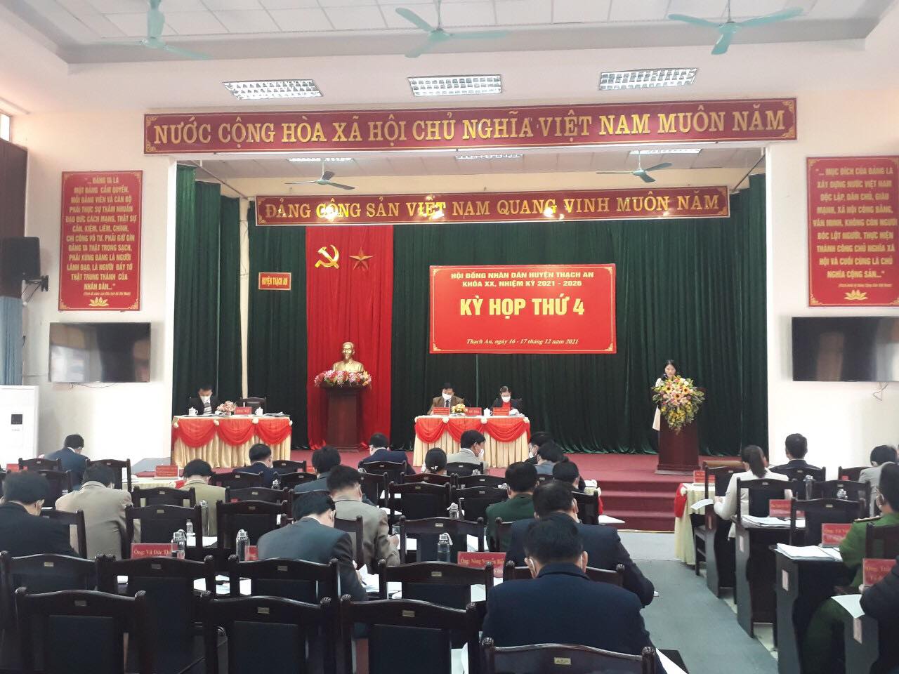 Các đại biểu dự kỳ họp thứ 4 HĐND huyện Thạch An