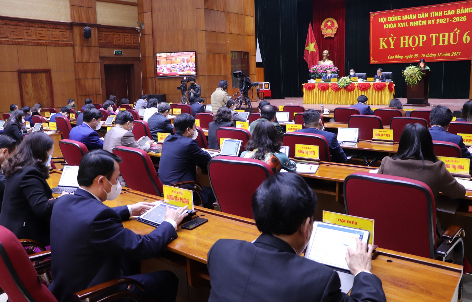 Các đại biểu biểu quyết thông qua các nghị quyết tại kỳ họp bằng máy tính
