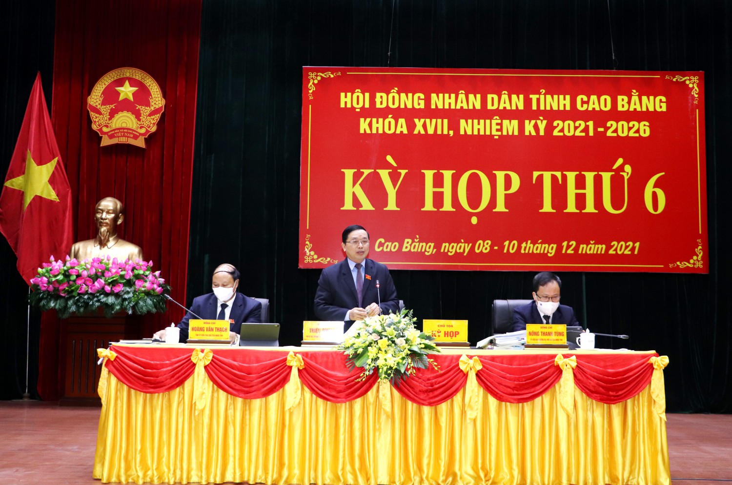 Phó Bí thư Thường trực Tỉnh ủy, Chủ tịch HĐND tỉnh Triệu Đình Lê điều hành phiên họp chất vấn.