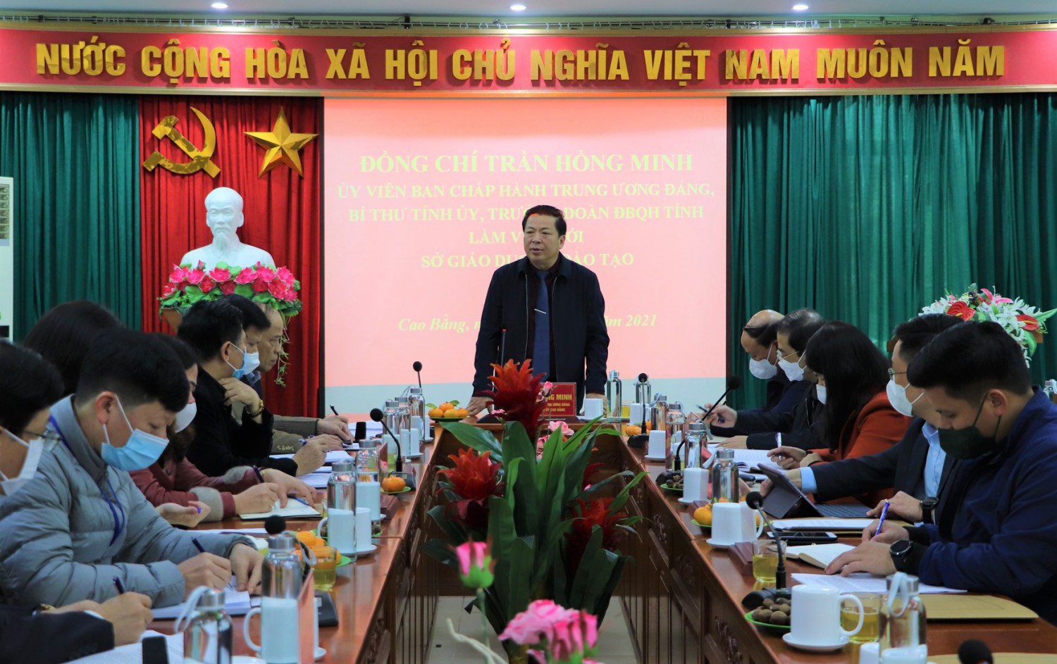 Bí thư Tỉnh ủy Trần Hồng Minh phát biểu chỉ đạo tại buổi làm việc với Sở Giáo dục và Đào tạo.