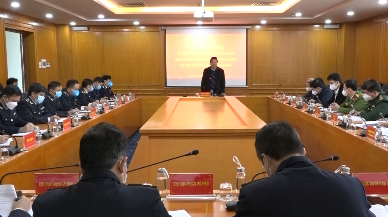 Bí thư Tỉnh ủy Trần Hồng Minh phát biểu tại buổi làm việc với Cục Hải quan.