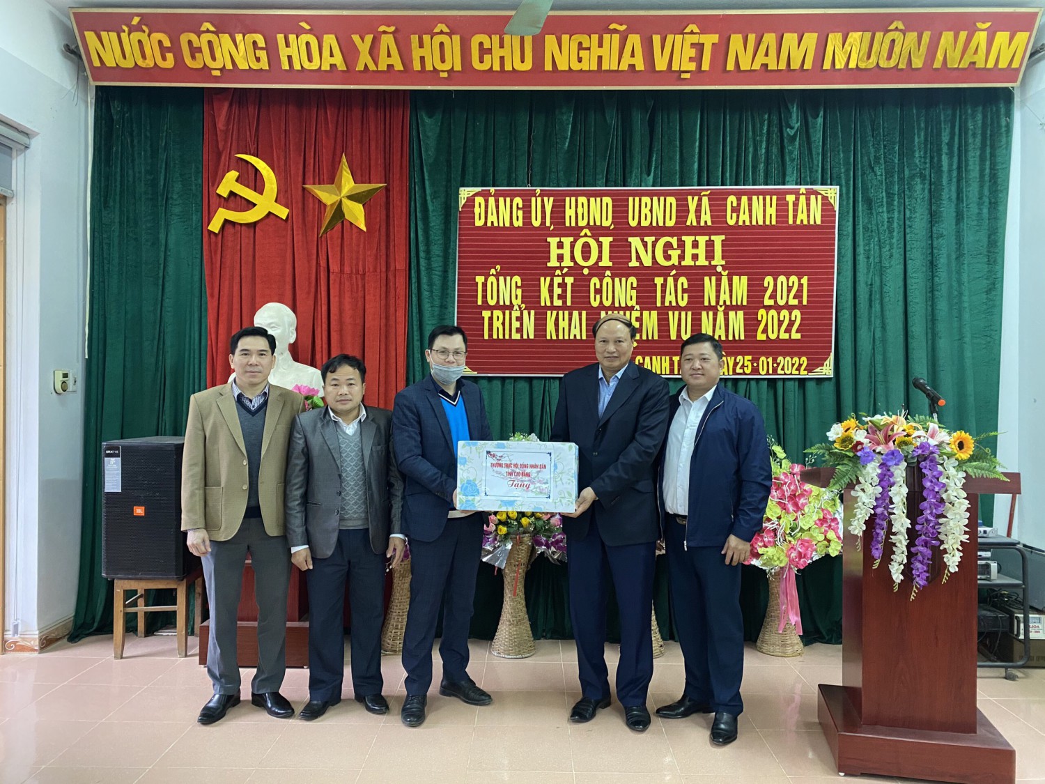Đoàn công tác tặng quà Đảng ủy, HĐND, UBND, UB MTTQ xã Canh Tân, huyện Thạch An