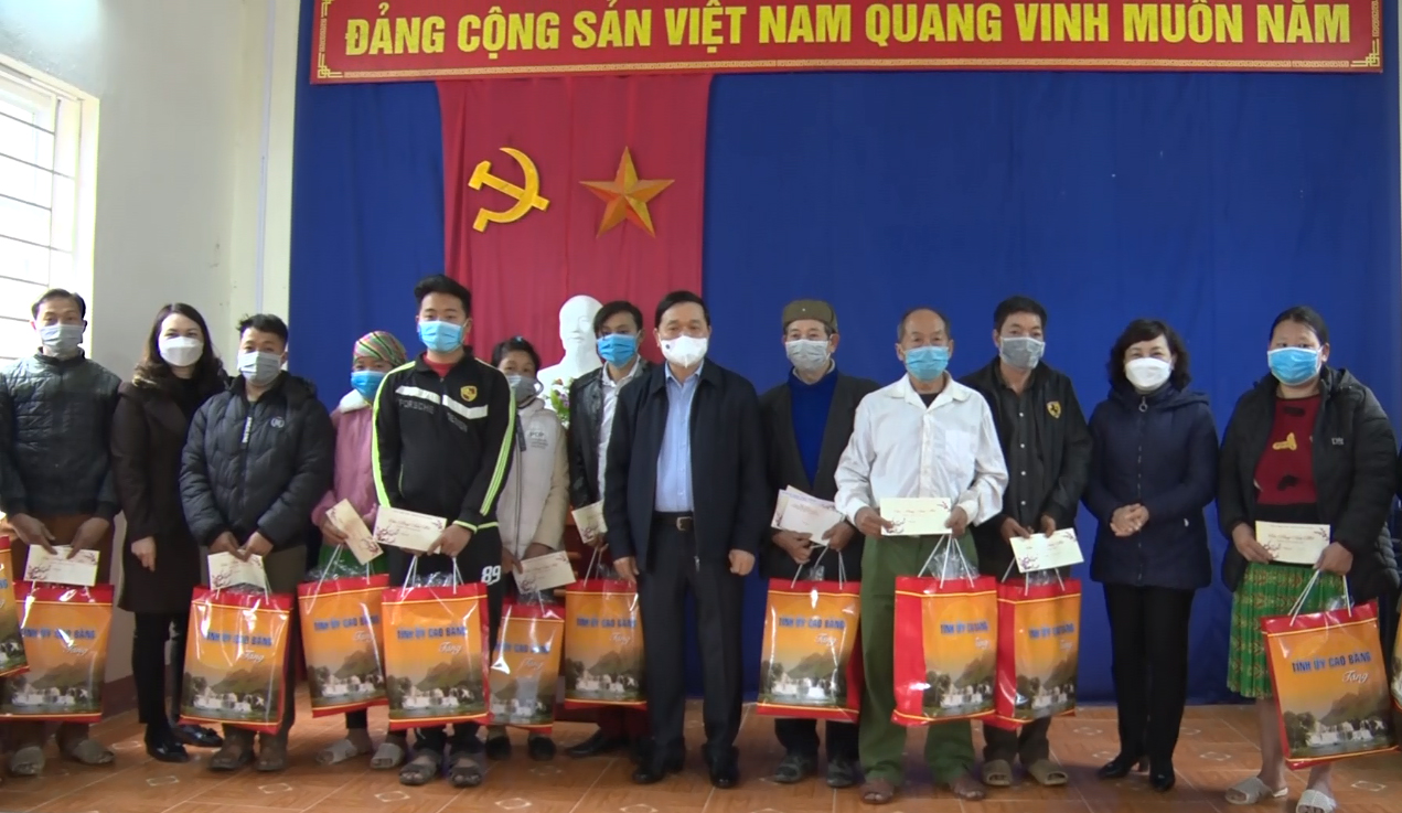 Đoàn công tác của tỉnh thăm, tặng quà nhân dân xóm biên giới xã Trường Hà, huyện Hà Quảng.