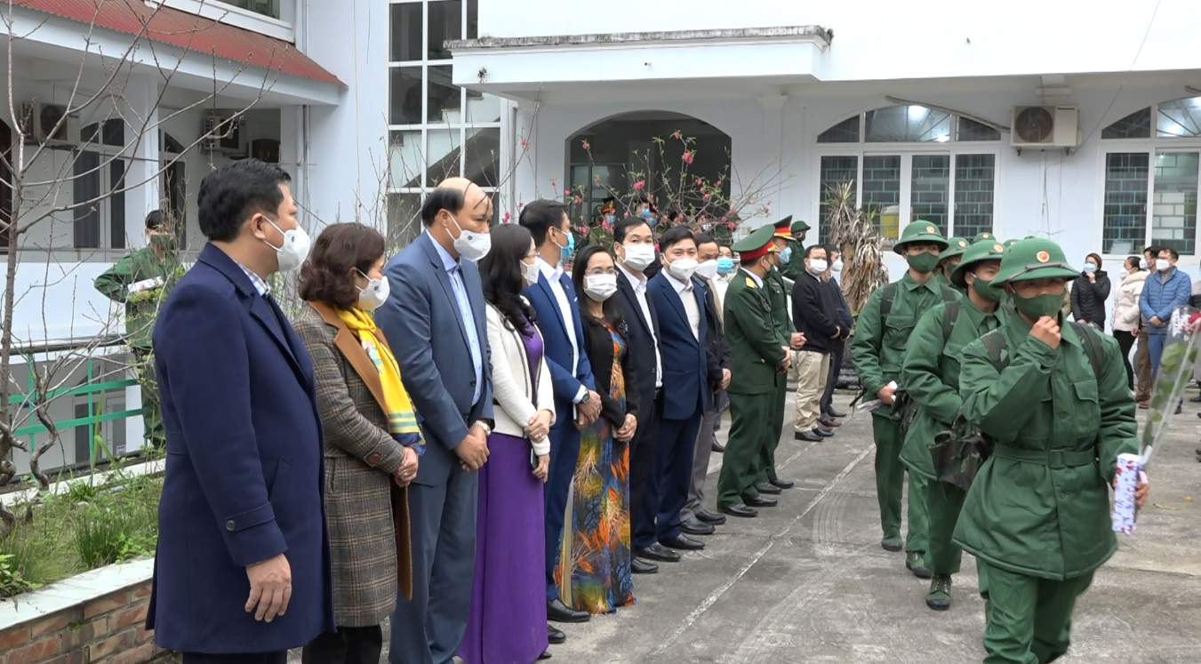 Đại diện lãnh đạo tỉnh cùng lãnh đạo các sở, ban, ngành của tỉnh và huyện Bảo Lâm tiễn tân binh lên đường nhập ngũ.