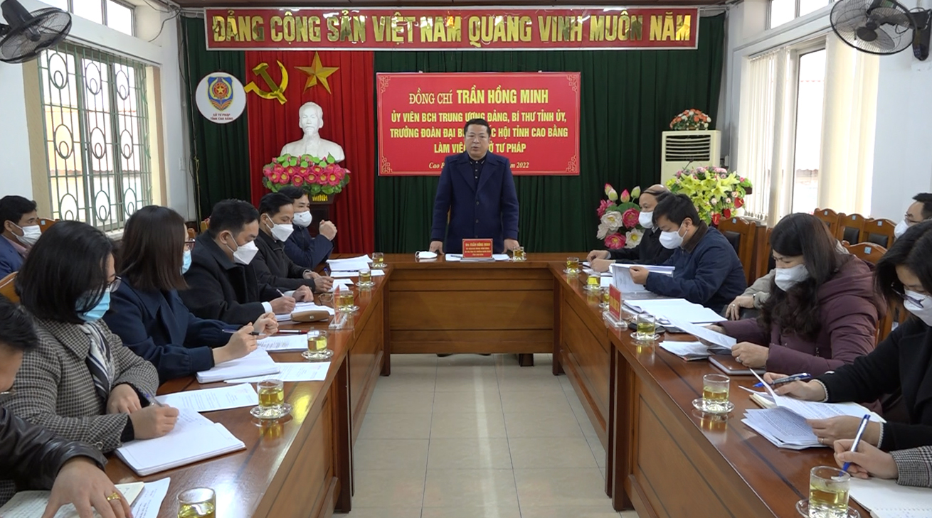 Bí thư Tỉnh ủy Trần Hồng Minh phát biểu tại buổi làm việc với Sở Tư pháp.