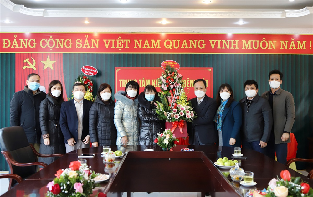 Phó Chủ tịch HĐND tỉnh Nông Thanh Tùng tặng hoa chúc mừng tập thể Trung tâm Kiểm soát bệnh tật.