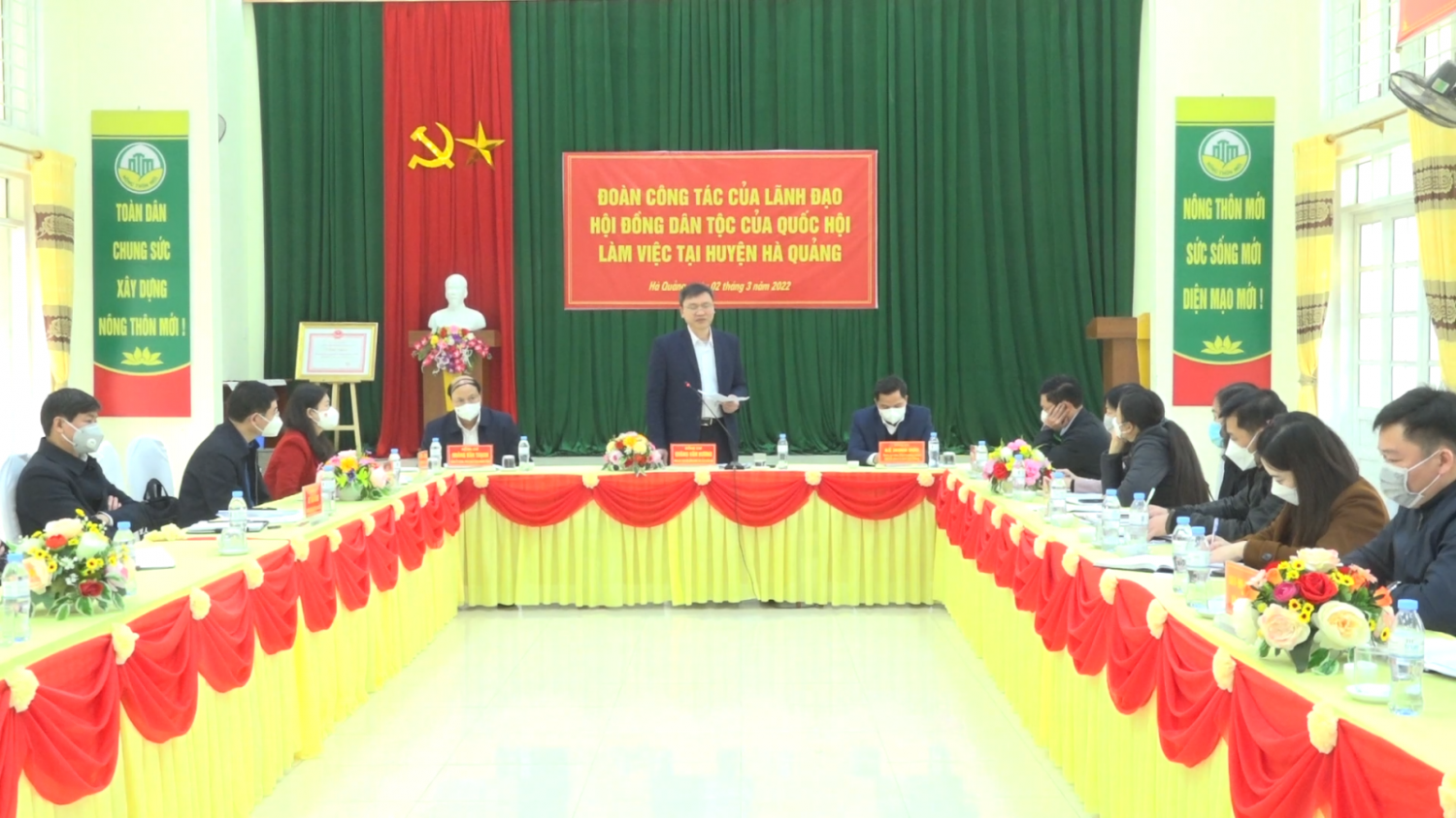 Phó Chủ tịch Hội đồng Dân tộc của Quốc hội Quàng Văn Hương phát biểu tại buổi làm việc với huyện Hà Quảng