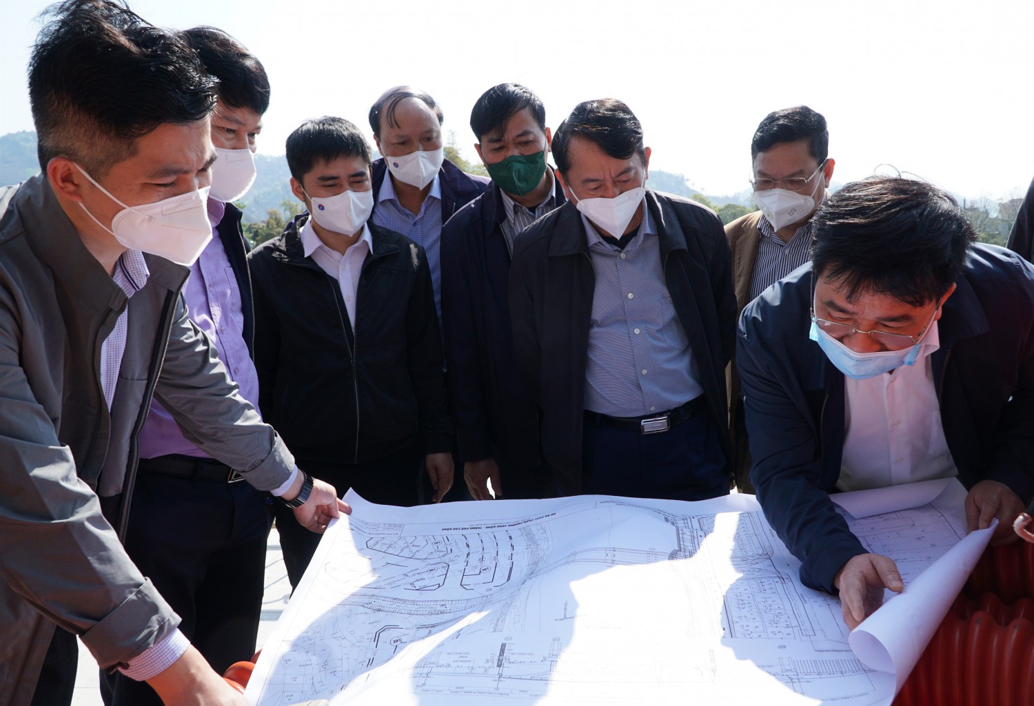 Đoàn công tác khảo sát phương án xây dựng cầu nối phường Sông Bằng với phường Hợp Giang.
