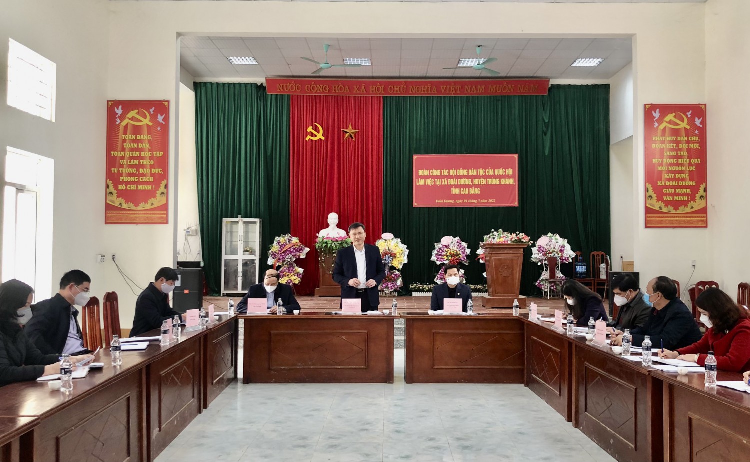 Phó Chủ tịch Hội đồng Dân tộc của Quốc hội Quàng Văn Hương phát biểu tại buổi làm việc với xã Đoài Dương (Trùng Khánh).
