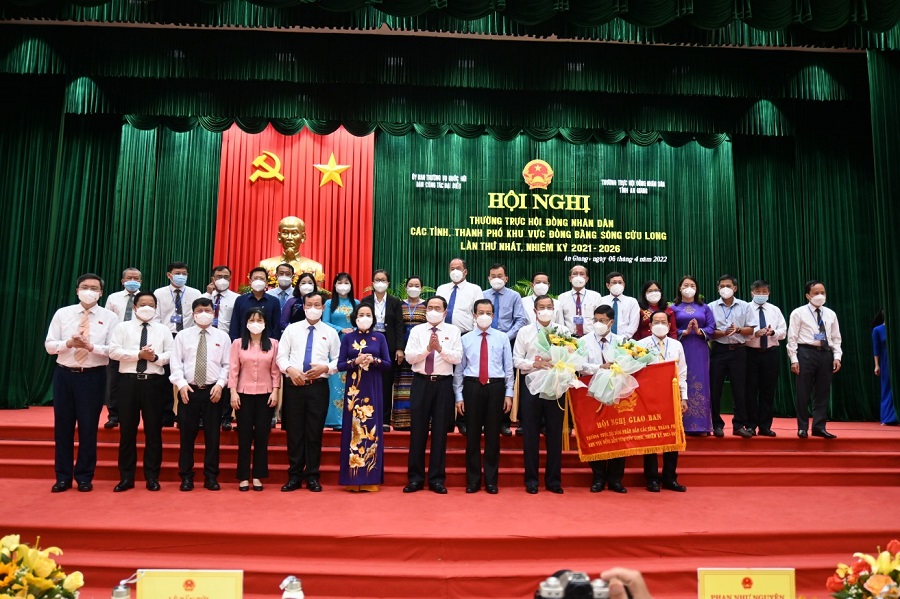 Các đại biểu tham dự Hội nghị Thường trực HĐND các tỉnh, thành phố khu vực Đồng bằng sông Cửu Long lần thứ Nhất, nhiệm kỳ 2021 - 2026