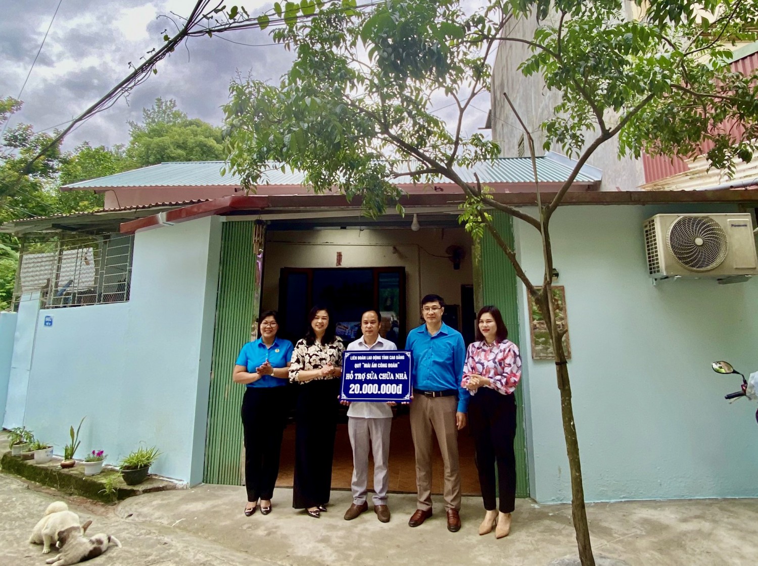 Công đoàn viên chức tỉnh trao hỗ trợ kinh phí sửa chữa nhà ở cho đoàn viên Nông Văn Hiệu