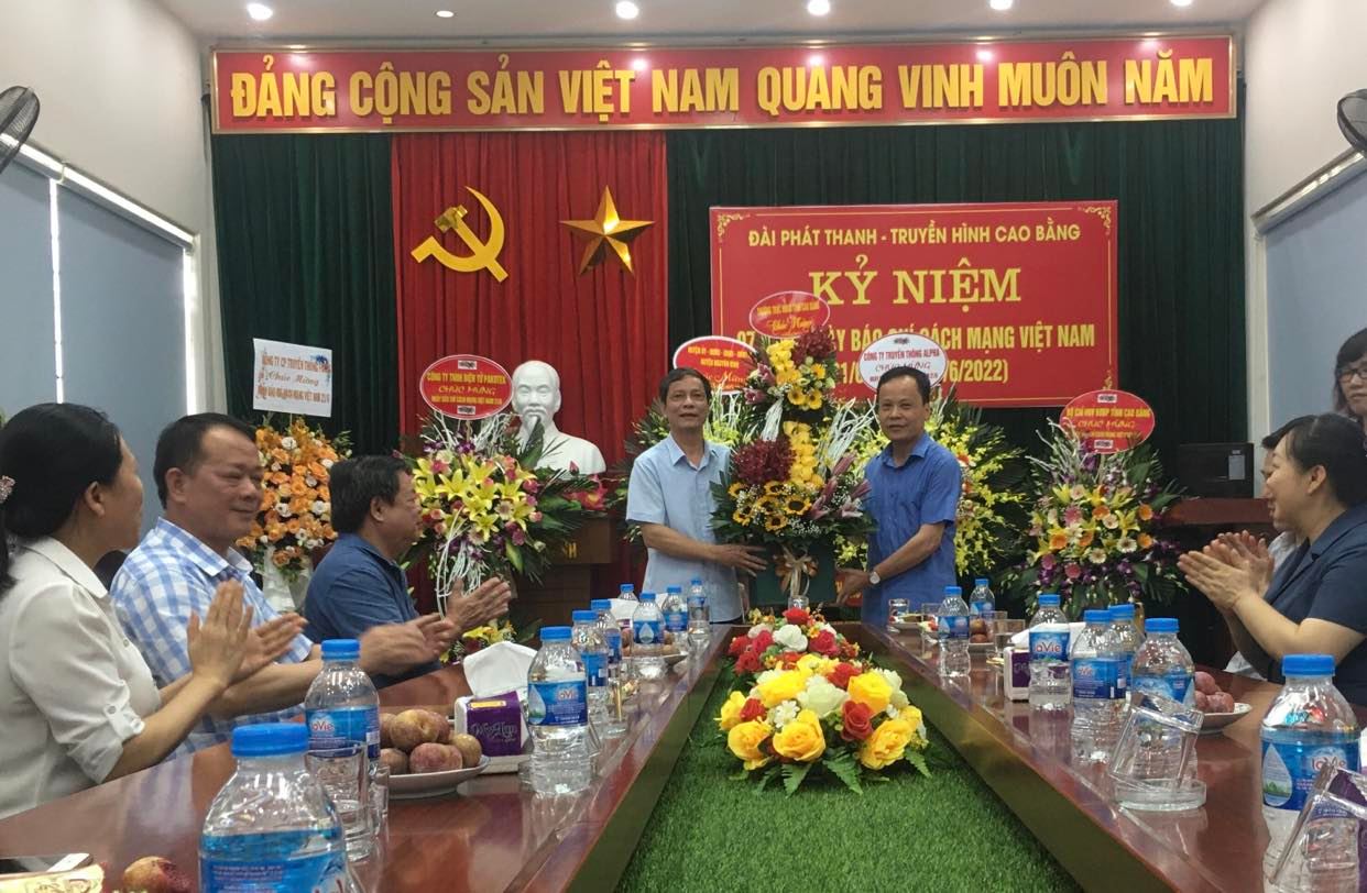 Phó Chủ tịch HĐND tỉnh Nông Thanh Tùng chúc mừng Đài Phát thanh và Truyền hình tỉnh nhân Ngày báo chí Cách mạng Việt Nam