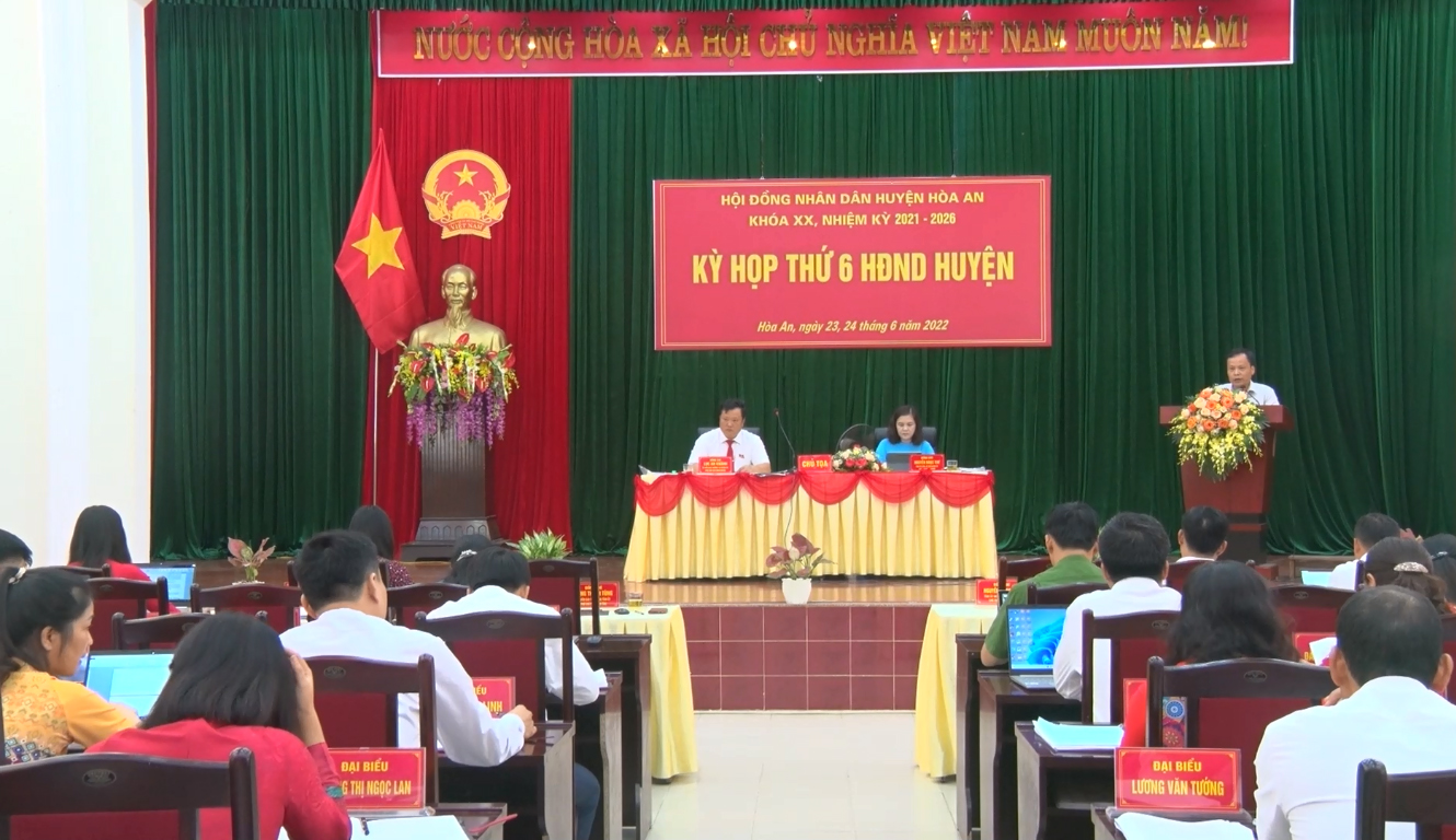 Đồng chí Nông Thanh Tùng, Phó Chủ tịch HĐND tỉnh phát biểu tại kỳ họp.