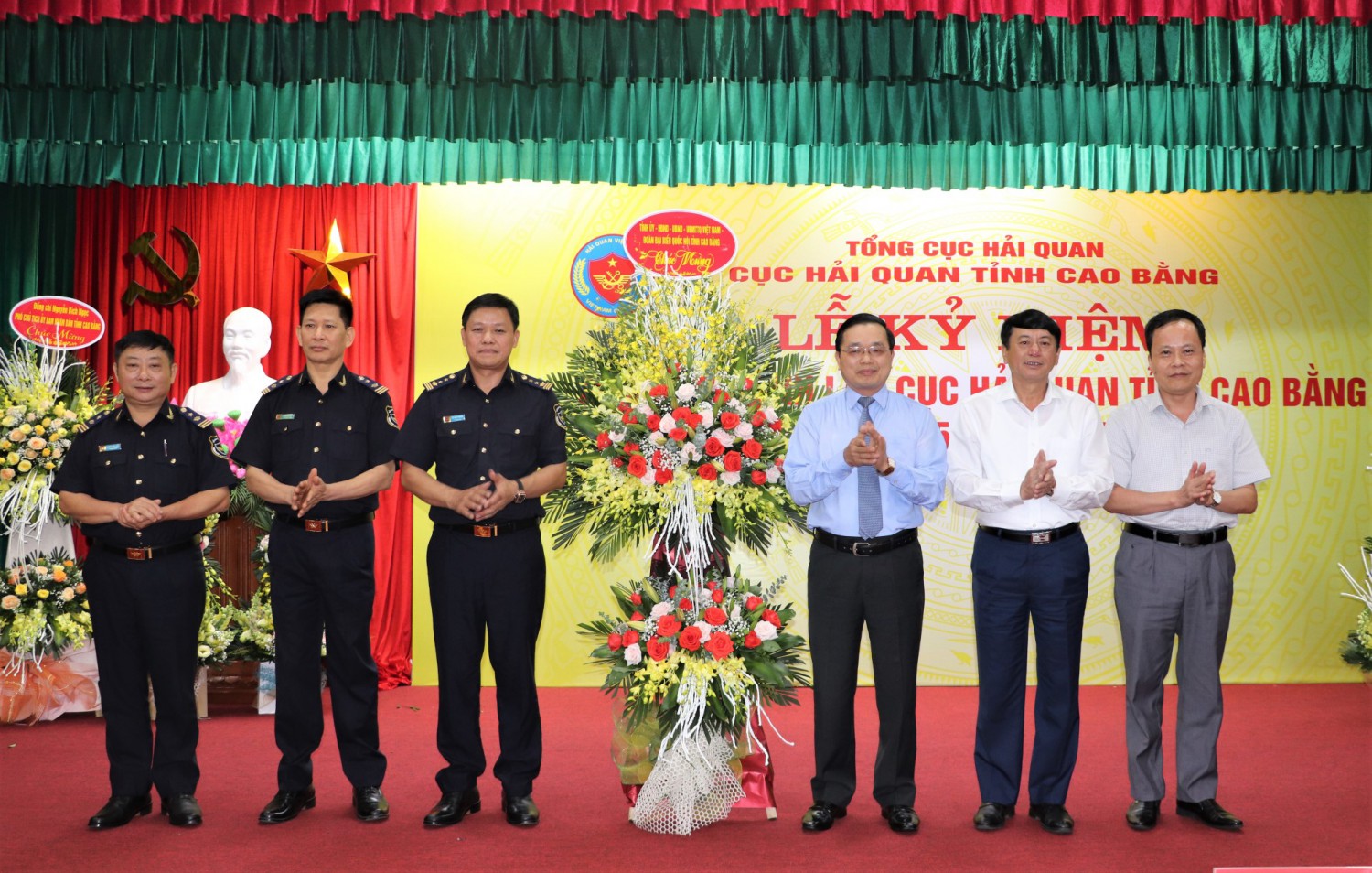 Các đồng chí lãnh đạo tỉnh chúc mừng Cục Hải quan Cao Bằng.