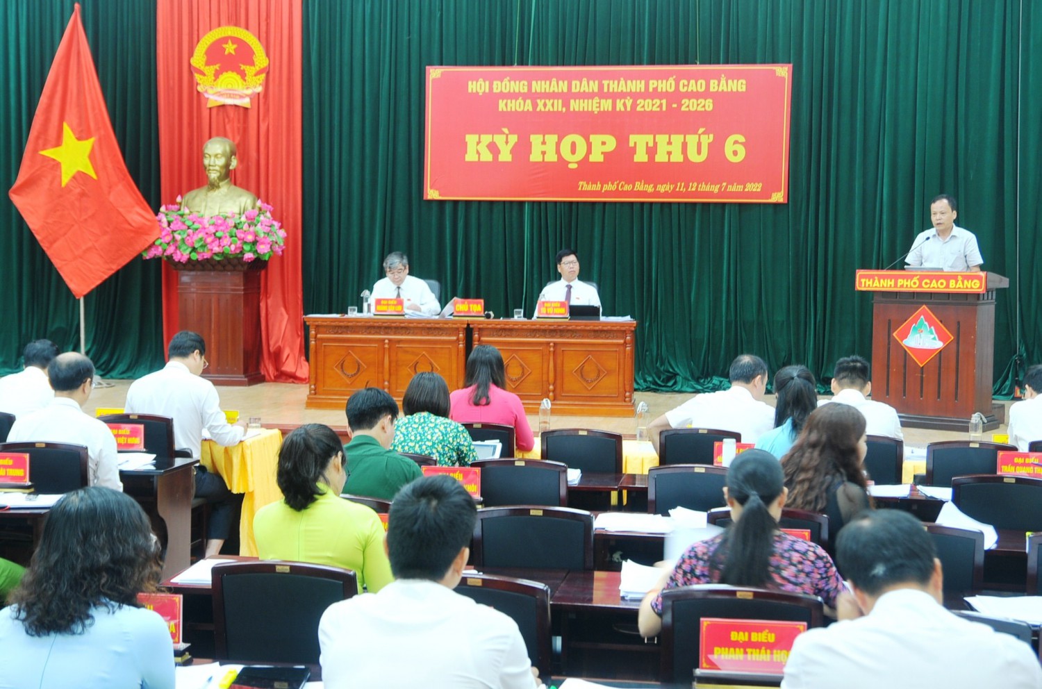 Phó Chủ tịch HĐND tỉnh Nông Thanh Tùng phát biểu tại kỳ họp.